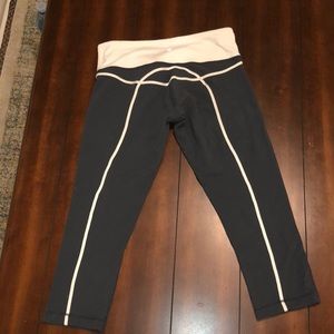 Old school Wunder Under crop with fun lines!